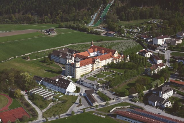 Beim Blick ins Inntal kann man auf der Wanderung rund um den Sassberg in Mieming einen der größten Kulturschätze der Region sehen - Stift Stams. | Foto: Innsbruck Tourismus