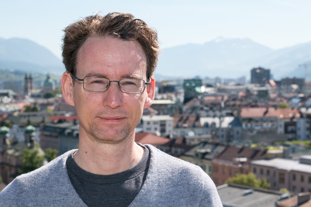 Atmosphärenforscher Thomas Karl über den Dächern von Innsbruck