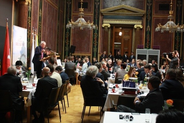 Prof. Dr. Josef HÖCHTL bei seiner Darstellung der Entwicklung der parlamentarischen Gruppe vor dem vollen Saal | Foto: privat