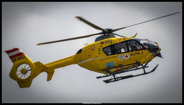 Die schwerstverletzte 76-jährige Frau wurde mit dem Notarzthubschrauber ins UKH Linz geflogen.