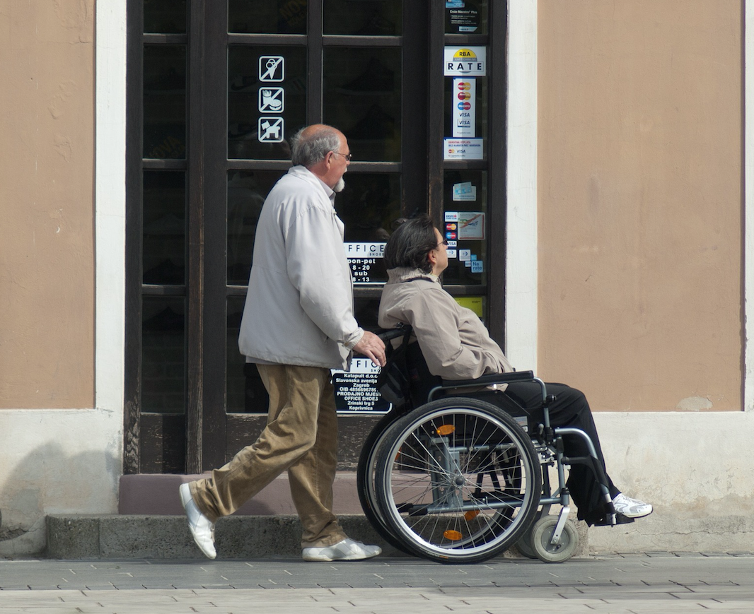 Der Alltagspfleger/In soll in Zukunft pflegebedürftigen Menschen bei Alltagsarbeiten helfen.