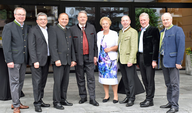 BU (von li.) LHStv Stephan Pernkopf (NÖ), LR Josef Schwaiger (S), LHStv Josef Geisler (T), BM Andrä Rupprechter, LRin Verena Dunst (B), LR Maximilian Hiegelsberger (OÖ), LR Erich Schwärzler (V), LR Johann Seitinger (ST)