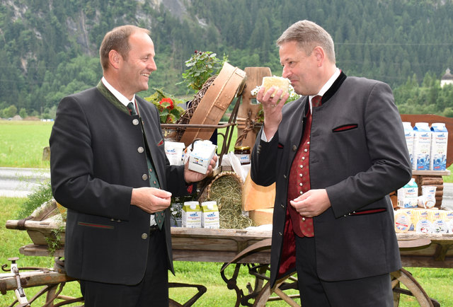 BM Andrä Rupprechter (re.) und LHStv Josef Geisler setzen einen weiteren Impuls zur Stärkung heimischer Lebensmittel.