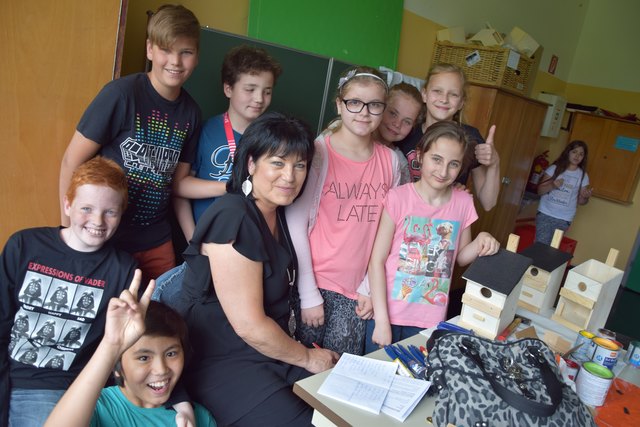 Lehrerin Angelika Poisel mit ihren Schützlingen. Foto: Verderber