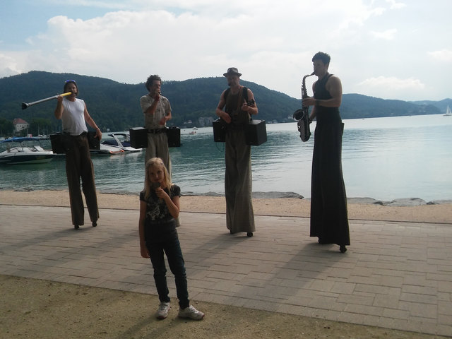 Beim Hafenfest in Klagenfurt am Wörthersee geht die Post ab! Jede Menge Musiker, Künstler, Akrobathen....und Claudia mischt kräftig mit!