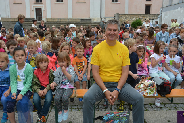 e5-Teamleiter Vizebürgermeister Josef Kanz inmitten der Kindergartenkinder