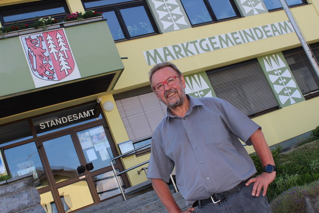 Helmut Schopf, Bürgermeister in Münzkirchen: "Auf der „Sunnseitn vom Sauwald“ ist seit Jahrzehnten das Motto unserer Heimatgemeinde Münzkirchen und deshalb freut es mich besonders, dass wir unsere Errungenschaften in einer Ortsreportage vorstellen können."