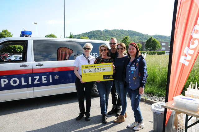 Lisa Theußl (l.) von McDonald’s nahm die Spende entgegen.