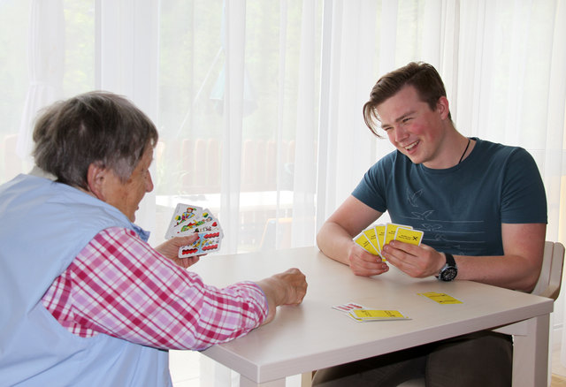Zivildiener Mathias nimmt sich Zeit fürs Kartenspielen, wie hier beim Schnapsen. | Foto: TOM Foto Design