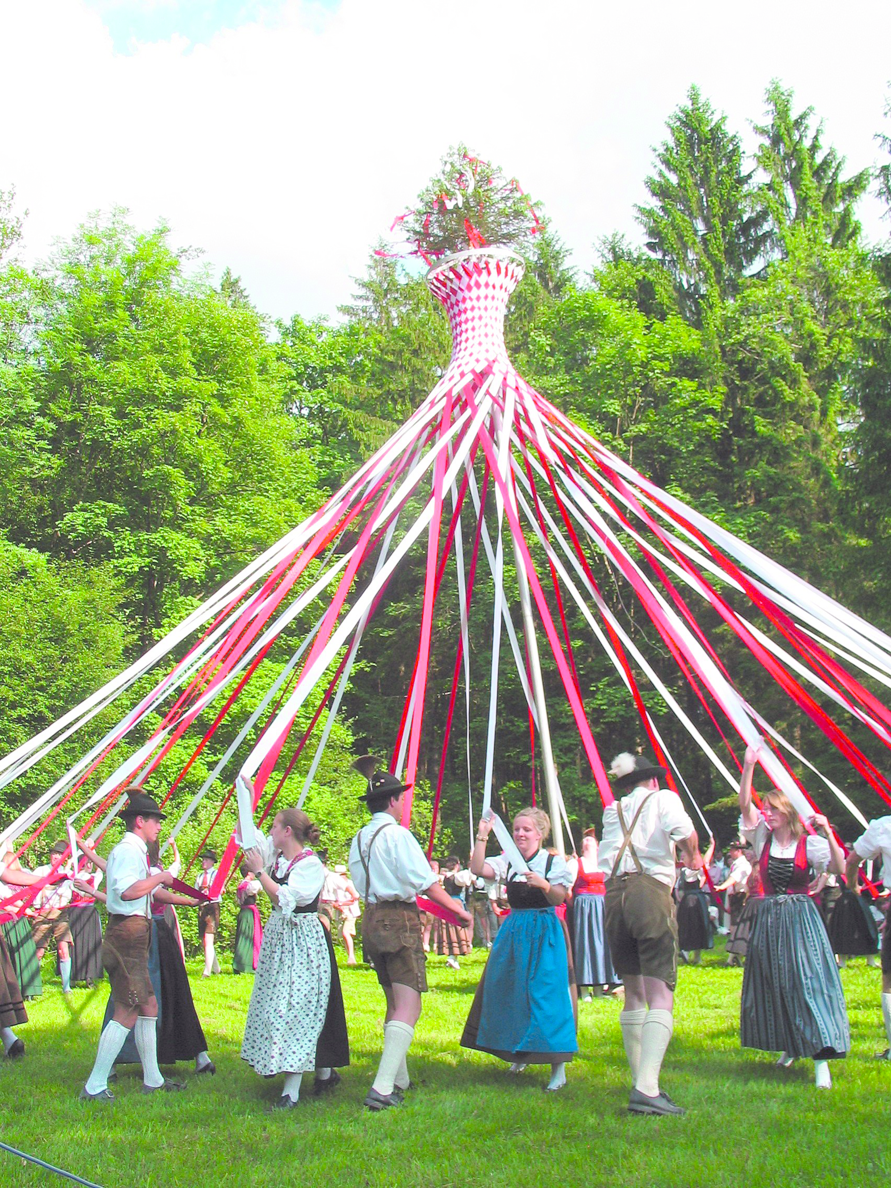 Die Aufführung des traditionellen "Bandltanzes" zählt zu wichtigen Brauchtumsveranstaltungen. Die Bezirksverbände feiern heuer wieder ein großes gemeinsames Fest der Volkskultur.
