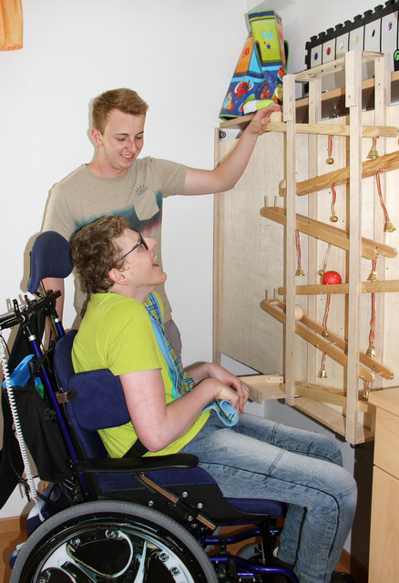 Zivildiener Marcel (links) und Roman: Beide haben über mehrere Wochen hinweg eine Kugelbahn gebaut. | Foto: TOM Foto Design