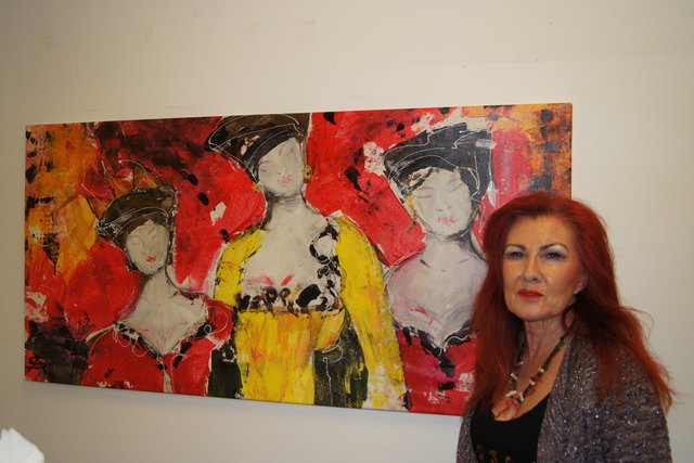 Andrea Schnederle-Wagner vor einem ihrer kraftvollen, großformatigen Werke.         Foto: Robert Kalss