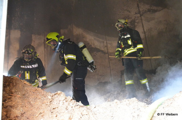 Zwei Feuerwehrkameraden von der FF Affnang und der FF Altenhof am Hausruck sowie ein Mitarbeiter der Firma vor Ort sind am 2. Juni 2017 bei einem Silobrand verletzt worden. | Foto: FF Weibern