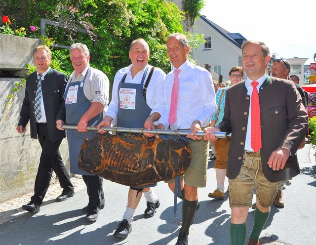 Objekt der Begierde: Speckfest-Obmann Albert Jank mit prominenten "Trägern"