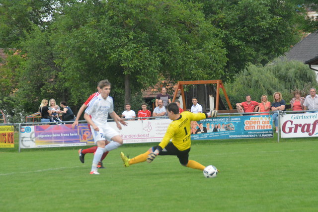 Doppeltorschütze Benjamin Bogad bezwingt hier Keeper Sascha Freitag zum 2:1.