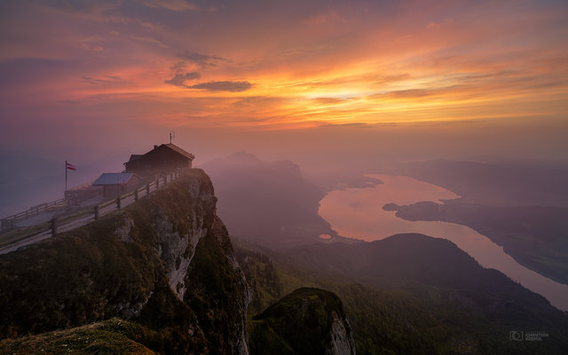 Von allen Seiten näherte sich Nebel der langsam aber sicher das gesamte Tal flutete. Durch die untergehende Sonne und den Dunst entstand eine einzigartige Lichtstimmung die ich so noch nie gesehen habe. Die Magenta- Gelb- und Rottöne waren unglaublich intensiv, dazu der Dunst der neben der Schutzhütte vorbeizog. Man kann sagen, wir waren zur richtigen Zeit am richtigen Ort. Keine 10 Minuten später war das Spektakel vorbei und wir waren komplett in Nebel eingehüllt.