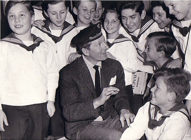 1958: Adi Hirschal (2.v.l.) mit Star-Komiker Danny Kaye. | Foto: Privat