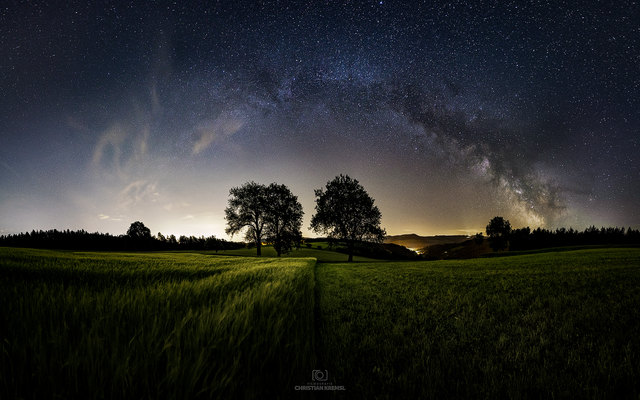 An diesen Abend letzte Woche, hätte ich ehrlich gesagt keinen Fotoausflug geplant. Es war dann aber so extrem klar das ich mich doch für einen kurzen Fototrip entschied. Die Location mit den Bäumen fand ich schon vor einigen Monaten in der Nähe von Neunkirchen. Ich wünsche dir einen entspannten Sonntagabend.
Liebe Grüße,
Christian.