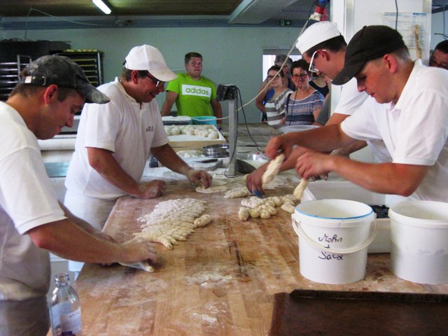 ein emsiges Treiben herrscht in der Backstube