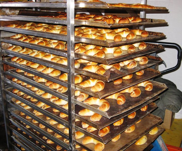 ....mhhhh die fertigen Nußkipferl verlassen den Ofen