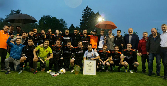 We are the Champions! Beim SV Gössendorf wurde der Unterliga-Meistertitel und der Aufstieg in die Oberliga zelebriert. Klassenreferent August Kainz (r.) übergab den Meisterteller.