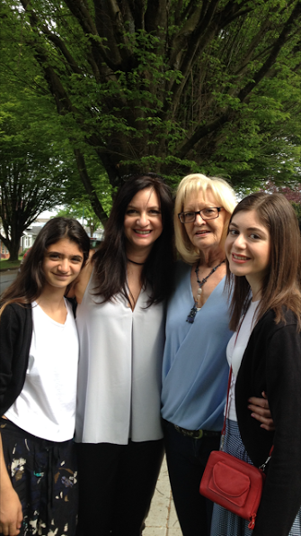 Ronya, 15, Alexandra de Cillia-Zadka, ihre Mama Ingrid Illmayer und Elisha, 18. Elisha arbeitet neben der Schule im Vancouver Alpen Klub, einem deutschen Klub.