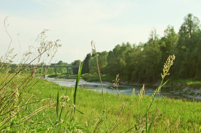 Der Innbach bei der Ortschaft Fall, über die Brücke erreicht man das Wasserkraftwerk Ottensheim