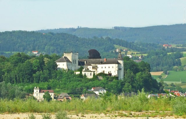 Im Vordergrund die Donauinsel, ein ruhiger Platz für Vögel und Ottensheim mit dem Schloss.