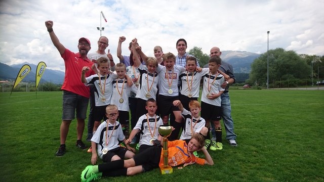 Die Irschener Kicker sind die strahlenden Sieger des Raiffeisen-Schülercups im Bezirk