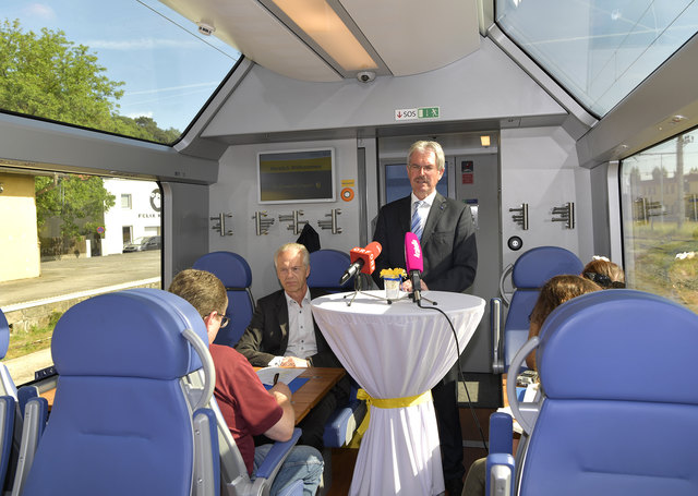 Im ungewohnten aber sonnigen Ambiente des Panomarawagen der "Himmelstreppe", präsentierten LR Karl Wilfing und NÖVOG-Geschäftsführer Gerhard Stindl ihre Pläne für die Sommersaison 2017 | Foto: NOEVOG