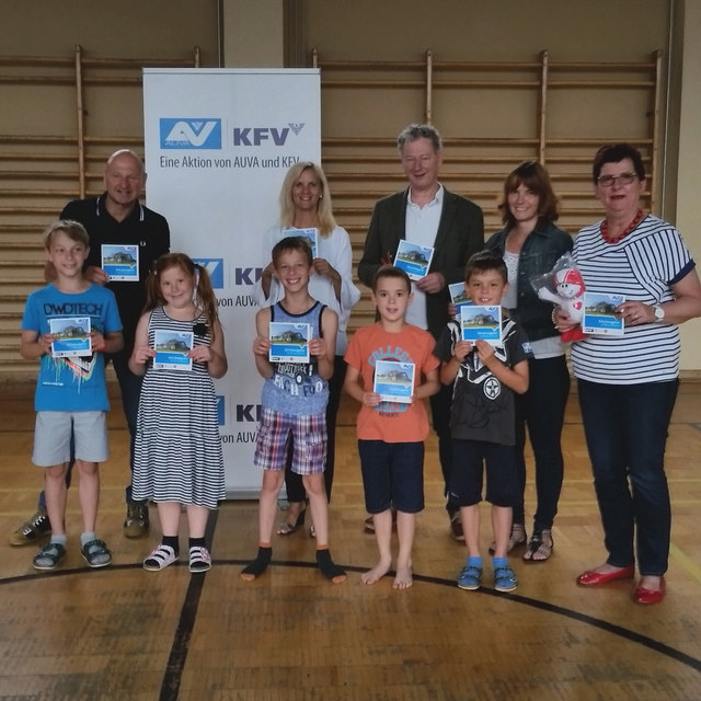 Der Einsatz von Bgm. Michael Viertler (3.v.r.) und zahlreichen Partnern für einen sicheren Schulweg hat sich ausgezahlt.