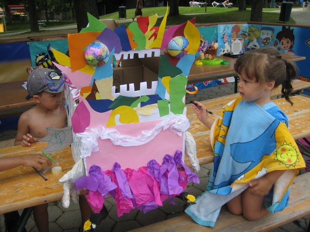 Baden, planschen und sich nebenbei kreativ austoben: Im Strandbad Gänsehäufel gibt es für Kinder tolle Angebote. | Foto: Bek-Areschew