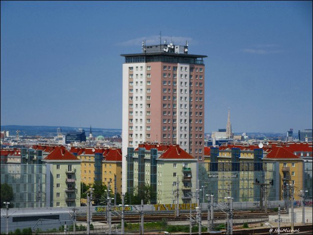 Das 20-stöckige Hochhaus am Matzleinsdorfer Platz im 5. Wiener Gemeindebezirk wurde zwischen 1954 und 1957 nach Plänen der Architekten Ladislaus Hruska und Kurt Schlauss errichtet. Das inklusive Antenne 68 m hohe Hochhaus war das erste Hochhaus der Gemeinde Wien. Es ist 26,7 m lang, 20,6 m breit und beherbergt 103 Wohnungen zwischen 41 m² und 83 m² (Vor der Sanierung 2002 waren es 108 Wohnungen). Es stellt das Zentrum des ca. 6 Hektar großen Areals des Theodor-Körner-Hofes dar und setzt nicht nur ein markan