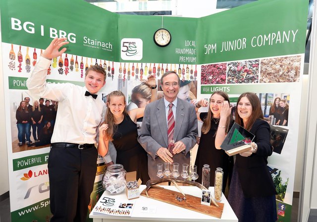 Aufgrund der positiven Reaktionen von Branchenkennern auf die "5pm"-Produkte, denkt das Team, hier mit Wirtschaftskammer-Präsident Christoph Leitl, über Markenschutz samt Ausweitung der Produktion nach. | Foto: Foto: KK