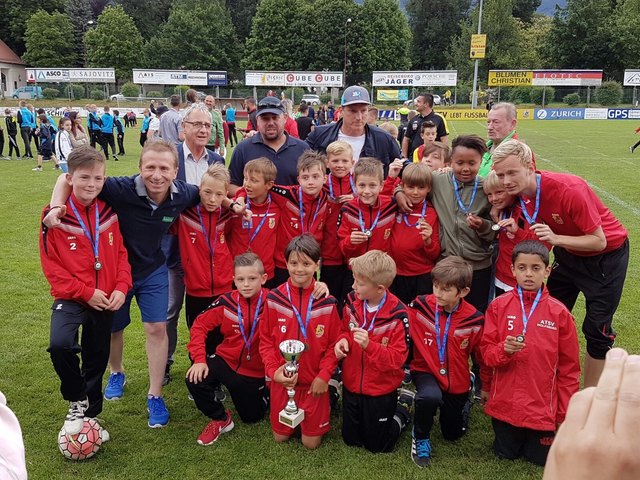 Die U10-Mannschaft mit Bürgermeister Hans-Peter Schlagholz, KFV-Vorstand Christian Scheucher und Andreas Herzog | Foto: KK