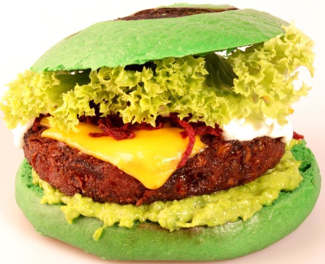 Seit 20 Jahren innovativ: Der Oldy Veggie Burger ist die auffälligste Speise, die in der Raststation Oldtimer serviert wird. | Foto: Anton Plank