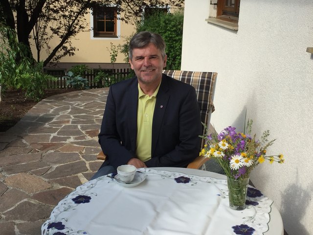 Wir haben uns im Garten von Friedrich Zefferer, Bürgermeister von Mitterberg-Sankt Martin, zu einem Interview getroffen.