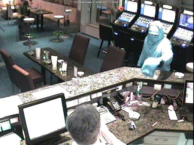 Pfingtsmontag, 23:00: Überfall auf das Eugendorfer EWettbüro | Foto: Foto: BPD