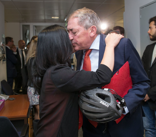 Prozess Landesgericht Salzburg: Bürgermeister Heinz Schaden vor Beginn der Verhandlung mit Ehefrau Jianzhen | Foto: Franz Neumayr