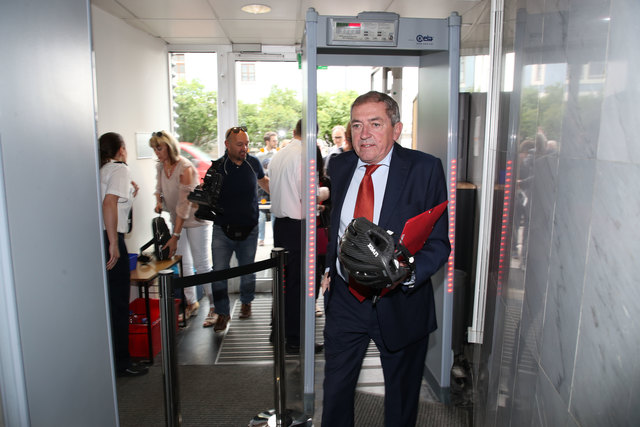 Prozess Landesgericht Salzburg: Bürgermeister Heinz Schaden beim Eingang zum Gerichtssaal | Foto: Franz Neumayr