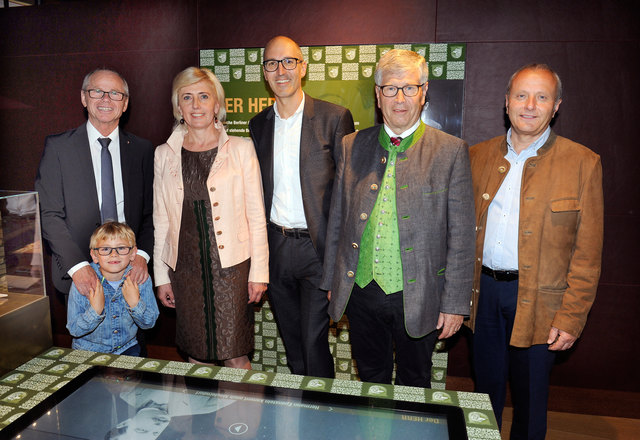 Ausstellungseröffnung auf der Burg Mauterndorf, 
v.lo.: LH Stv.  Christian Stöckl mit Enkerl Lorenz Mayr, Burgverwalterin Ingeborg Stolz, Maximilian Brunner (GF Salzburger Burgen und Schlösser), Bürgermeister Wolfgang Eder, Vizebürgermeister Herbert Eßl. | Foto: LMZ/Franz Neumayr; www.neumayr.cc