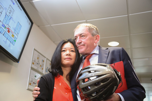 Prozess Landesgericht Salzburg: Bürgermeister Heinz Schaden mit Ehefrau Jianzhen vor Beginn der Verhandlung | Foto: Franz Neumayr