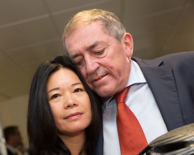 Prozess Landesgericht Salzburg: Bürgermeister Heinz Schaden vor Beginn der Verhandlung mit Ehefrau Jianzhen | Foto: Franz Neumayr