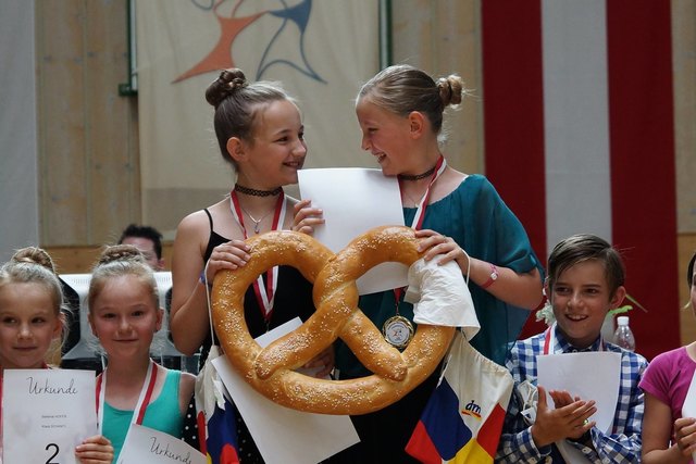 Sieger Breitensportklasse Schüler Lateintänze: Elena Hinterbichler und Leni Maier