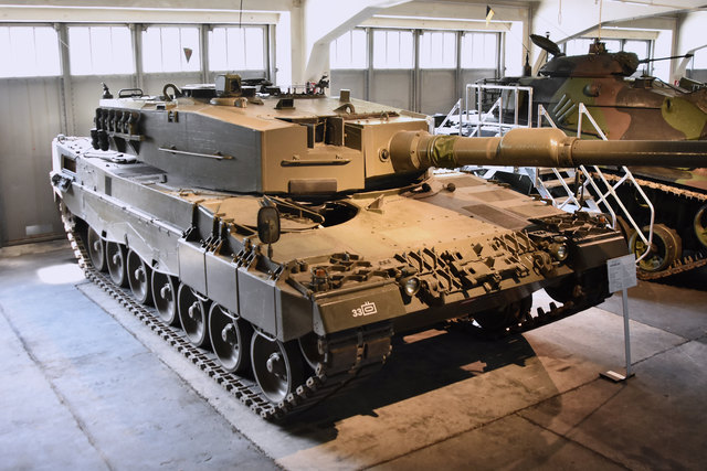 Alt und Jung sind in einer Halle vereint. Auch moderne Kampfpanzer, wie der Leopard, befinden sich in der Halle.
