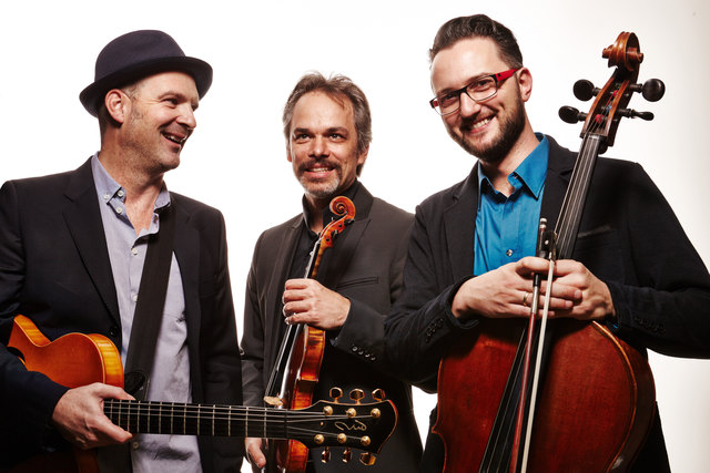 Austria String Trio, Benjamin Schmid, Geige, Florian Eggner, Cello, Wolfgang Muthspiel, Gitarre. | Foto: Mischa Nawrata