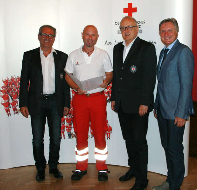 Thomas Windhager wurde zum Rettungsrat ernannt. Von links Bezirksgeschäftsleiter Franz Leisch, Thomas Windhager, Bezirksstellenleiter Dieter Goppold und Bürgermeister Wolfgang Veitz. | Foto: RK Kirchdorf