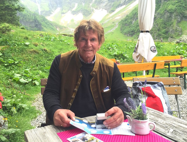 Hüttenwirt Robert Bacher von der Gamsblickhütte beim Abstempeln eines Hüttenpasses. | Foto: Christa Nothdurfter