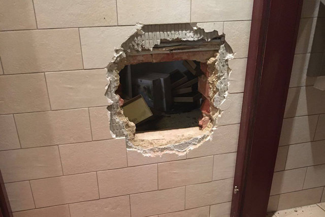 Durch dieses Loch in der Damentoilette stiegen die Diebe ins Juweliergeschäft. | Foto: Mercado/Facebook