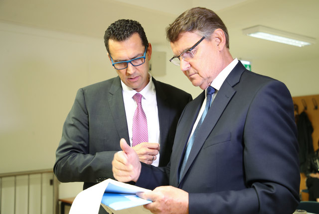 Prozess Landesgericht Salzburg: Othmar Raus (rechts) mit seinem Anwalt Gerhard Ruhrl | Foto: Franz Neumayr